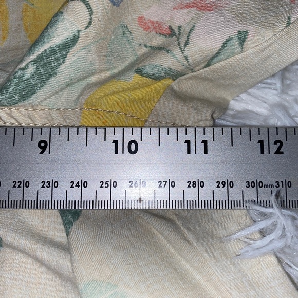 Chico cargo style capri lemon pattern with roll up option - Picture 8 of 11